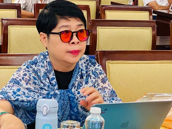 Tiến sĩ Đặng Mỹ Châu trao đổi với người dự thi