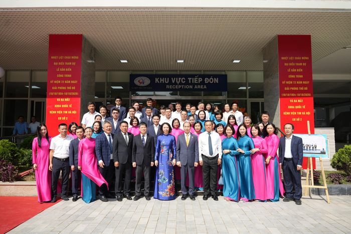 Tham dự buổi lễ có đại diện lãnh đạo Bộ Y tế; lãnh đạo Thành ủy, HĐND, UBND TP. Hà Nội; lãnh đạo Sở Y tế Hà Nội cùng đại diện các ban ngành, các bệnh viện trên địa bàn và toàn thể cán bộ, nhân viên bệnh viện.