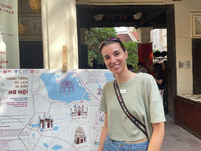 Lidia Sanchez, du khách đến từ Tây Ban Nha, cho biết nền tảng "Hành trình du lịch di sản Hà Nội" rất hữu ích