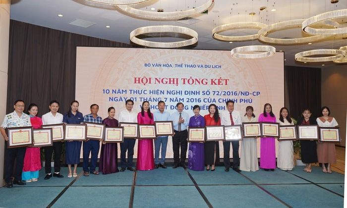 Ban tổ chức trao tặng Bằng khen cho 29 tập thể, trong đó Báo Ảnh Việt Nam và Phòng ảnh Kinh tế - Văn hóa – Xã hội, Ban Biên tập Ảnh của Thông tấn xã Việt Nam có thành tích xuất sắc trong triển khai thực hiện Nghị định 72/2016/NĐ-CP. Ảnh: Phan Sáu - TTXVN