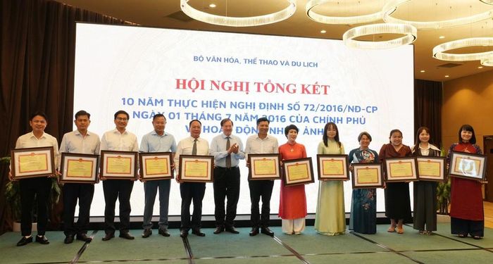 Ban tổ chức đã tặng Bằng khen cho 24 cá nhân có thành tích xuất sắc trong triển khai thực hiện Nghị định số 72/2016/NĐ-CP ngày 01/7/2016 của Chính phủ về hoạt động nhiếp ảnh. Ảnh: Phan Sáu - TTXVN
