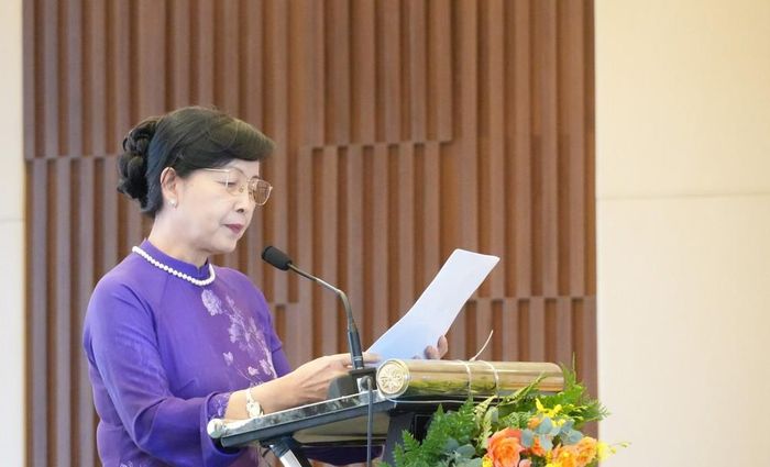 Bà Trần Thị Thu Đông, Chủ tịch Hội Nghệ sĩ Nhiếp ảnh Việt Nam tham luận tại hội nghị. Ảnh: Phan Sáu - TTXVN