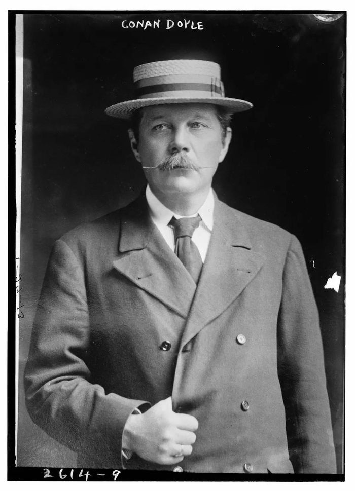 Ảnh chụp Arthur Conan Doyle vào năm 1913