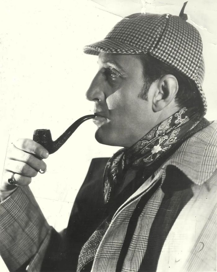 Diễn viên Basil Rathbone trong vai Sherlock Holmes