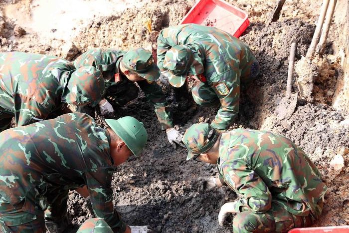 Cán bộ, chiến sĩ đội K 74 đẩy mạnh tiến độ tìm kiếm, quy tập hài cốt liệt sĩ tại công viên Lê Thị Riêng