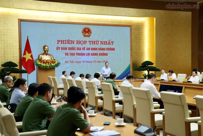 Phó Thủ tướng Thường trực nhấn mạnh các bộ, ngành, địa phương phải phối hợp chặt chẽ, vừa bảo đảm an ninh, an toàn, vừa tạo thuận lợi cho hoạt động hàng không - Ảnh: chinhphu.vn/Phương Nguyên