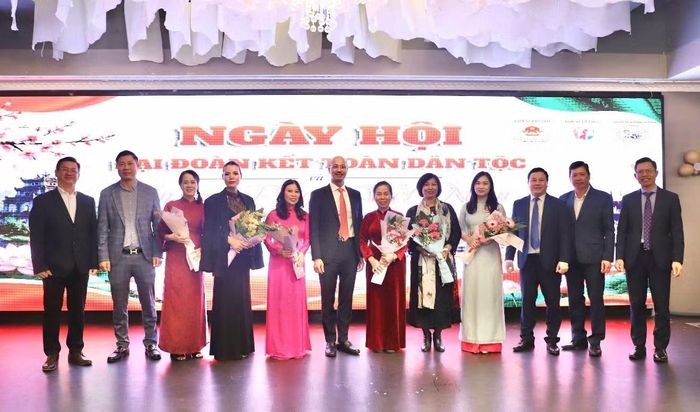 Đại sứ Bùi Lê Thái và các đại biểu tặng hoa chúc mừng các đại biểu nhân dịp Ngày Phụ nữ Việt Nam 20/10. (Ảnh: Đại sứ quán Việt Nam tại Hungary cung cấp)