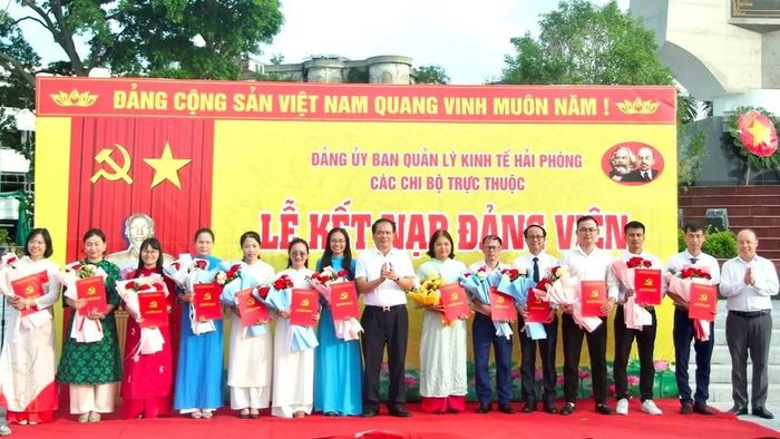 Đảng ủy Ban Quản lý kinh tế Hải Phòng kết nạp đảng viên mới. (Ảnh: HỒNG NHUNG)