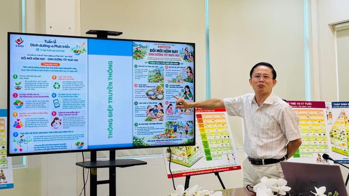 Thạc sĩ, bác sĩ Trịnh Hồng Sơn chia sẻ những thông điệp của Tuần lễ “Dinh dưỡng và Phát triển”. (Ảnh: Minh Hoàng)