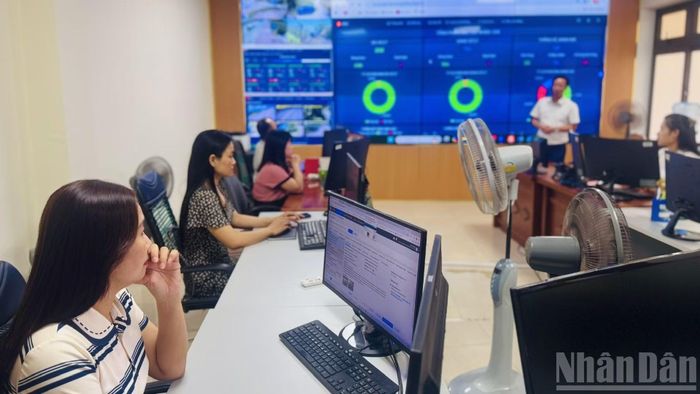 Cán bộ, nhân viên Phòng giám sát điều hành thông minh, Trung tâm đổi mới sáng tạo và chuyển đổi số tỉnh Quảng Trị. (Ảnh: HNV)