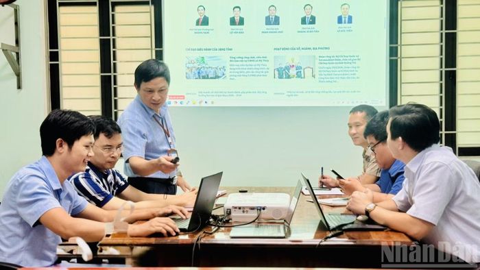 Các thành viên Trung tâm điều hành thông tin tỉnh Quảng Trị. (Ảnh: HNV)