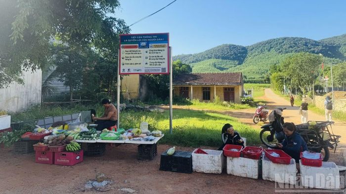 Bảng thông tin chi tiết hướng dẫn người dân địa phương các thao tác tiếp cận thông tin với chính quyền cơ sở. (Ảnh: HNV)