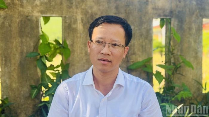 Tiến sĩ Trần Diễm Phúc trao đổi bên lề chương trình tập huấn Tổ công nghệ số cộng đồng thôn Ngọc Rào, xã Phong Nha. (Ảnh: HNV)