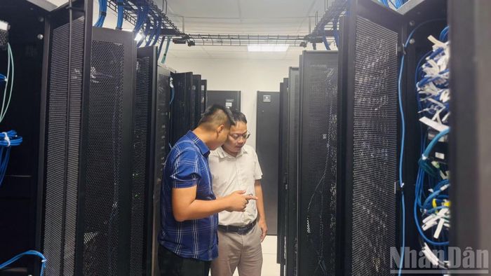 Cán bộ, kỹ sư tại Trung tâm dữ liệu điện tử tỉnh Quảng Trị. (Ảnh: HNV)