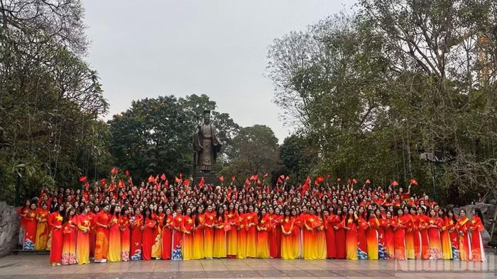 Phụ nữ Việt Nam gìn giữ truyền thống, giữ vững hiện tại và xây dựng tương lai. (Ảnh: BÁO NHÂN DÂN)