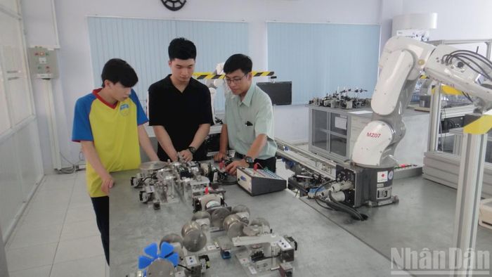 Đào tạo nguồn nhân lực tự động hóa tại Khu Công nghệ cao Thành phố Hồ Chí Minh. (Ảnh: CAO TÂN)