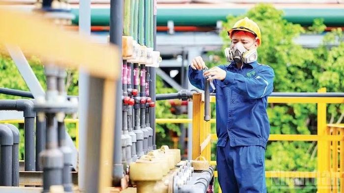Kiểm tra đường ống hệ thống dây chuyền SOP của Công ty cổ phần Supe Phốt phát và Hóa chất Lâm Thao. (Ảnh: HOA MUA)
