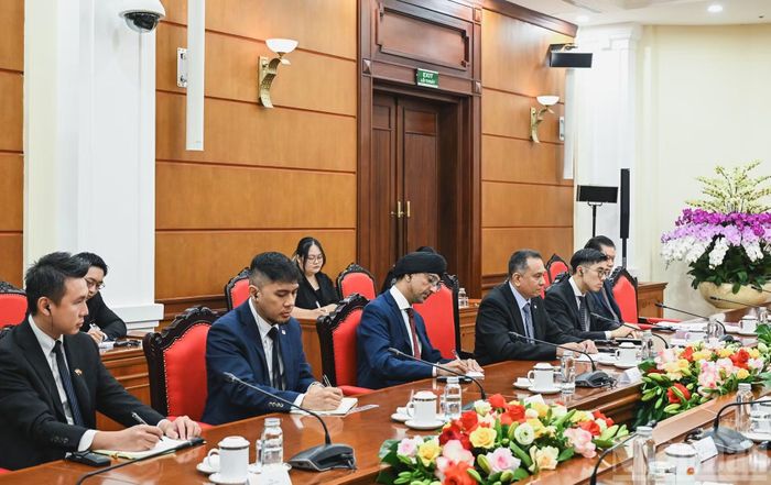 Ông Christopher Pragasam, Cục trưởng phụ trách Quan hệ quốc tế, Cục Công vụ kiêm Giám đốc điều hành Trường Công vụ quốc tế Singapore và các đại biểu tại cuộc tiếp. (Ảnh: DUY LINH)
