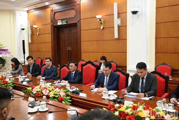 Thường trực Ban Bí thư Trần Cẩm Tú và các đại biểu Việt Nam tại cuộc tiếp. (Ảnh: DUY LINH)