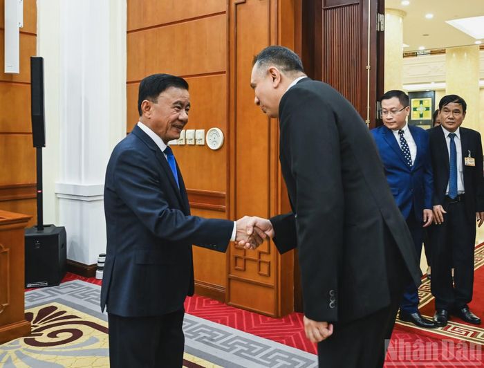 Thường trực Ban Bí thư Trần Cẩm Tú với ông Christopher Pragasam, Cục trưởng phụ trách Quan hệ quốc tế, Cục Công vụ kiêm Giám đốc điều hành Trường Công vụ quốc tế Singapore. (Ảnh: DUY LINH)