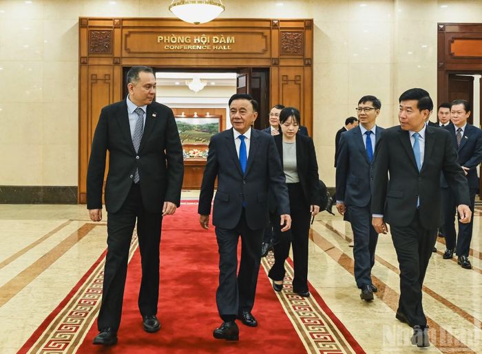 Thường trực Ban Bí thư Trần Cẩm Tú trao đổi với ông Christopher Pragasam, Cục trưởng phụ trách Quan hệ quốc tế, Cục Công vụ kiêm Giám đốc điều hành Trường Công vụ quốc tế Singapore. (Ảnh: DUY LINH)
