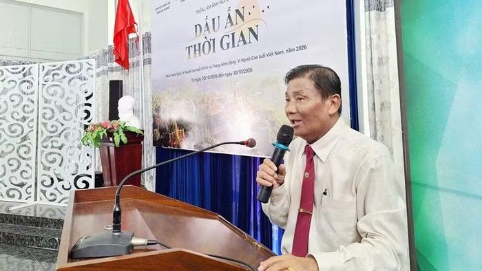 Nghệ sĩ nhiếp ảnh Huỳnh Lãnh, Chi hội trưởng Chi hội Nghệ sĩ Nhiếp ảnh Việt Nam tỉnh An Giang phát biểu. (Ảnh: TRƯƠNG MINH ĐIỀN)