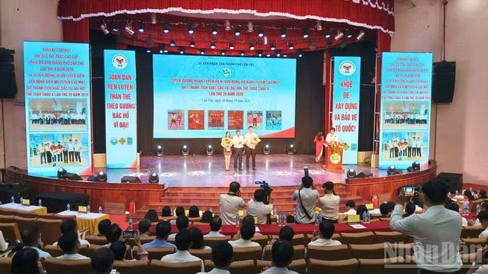 Quang cảnh buổi lễ tuyên dương. (Ảnh: VĂN ÚT)