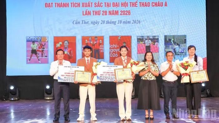 Lễ trao tặng Bằng khen cho vận động viên Lê Thị Hồng Liên và vận động viên Phạm Quốc Thịnh đạt thành tích xuất sắc tại ASIAD 20. (Ảnh: VĂN ÚT)