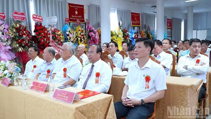 Các đại biểu tham dự lễ công bố của Ủy ban nhân dân tỉnh công nhận bệnh viện hạng I đối với Bệnh viện Sản-Nhi Cà Mau. (Ảnh: HỮU TÙNG)