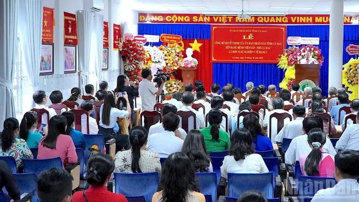 Quang cảnh lễ công bố quyết định của Ủy ban nhân dân tỉnh công nhận bệnh viện hạng I đối với Bệnh viện Sản-Nhi Cà Mau. (Ảnh: HỮU TÙNG)