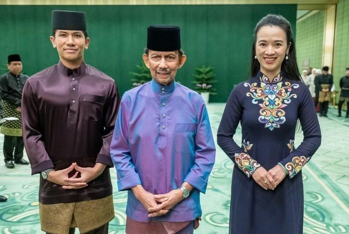Quốc vương Haji Hassanal Bolkiah và Hoàng tử Abdul Mateen, Bộ trưởng Ngoại giao Brunei chụp ảnh lưu niệm cùng Đại sứ Việt Nam tại Brunei Đỗ Thùy Dương. (Ảnh: Đại sứ quán Việt Nam tại Brunei cung cấp)