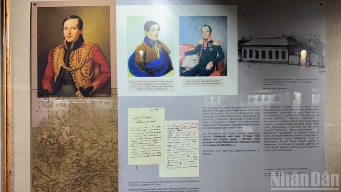 Các bản sao chân dung của Lermontov. (Ảnh: THÙY VÂN)