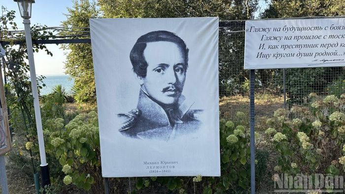Những câu trích dẫn của Lermontov được trưng bày từ trong nhà ra ngoài vườn. (Ảnh: THÙY VÂN)