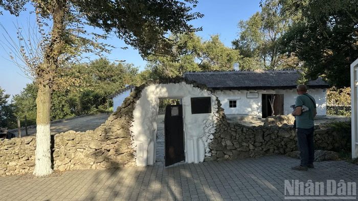 Lối vào khu Nhà tưởng niệm. (Ảnh: THÙY VÂN)