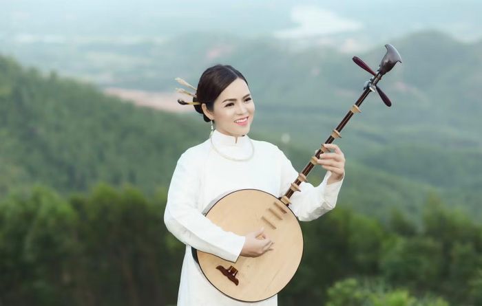 MV sử dụng với bài hát do Mai Chung thể hiện sử dụng nhiều chất liệu dân ca Huế. (Ảnh: HAA)