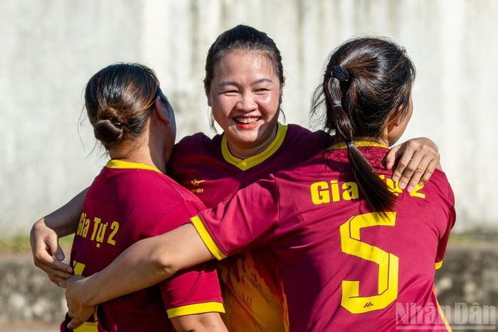 Đáp lại tình cảm đó của khán giả là những pha bóng gay cấn, hấp dẫn, bàn thắng liên tiếp được các cầu thủ ghi trên sân.