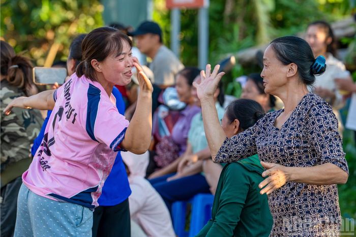 Tiếng reo hò cổ vũ tạo nên một không gian sinh hoạt cộng đồng giàu ý nghĩa, nơi phụ nữ được thể hiện bản thân, được sẻ chia niềm vui cùng nhau.