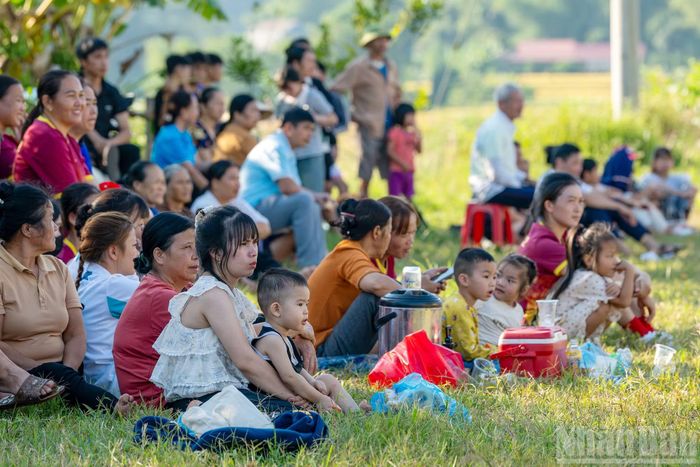 Sự đồng hành của gia đình, công việc thường ngày được sẻ chia, người thân có mặt trên sân bóng đã tiếp thêm động lực để các nữ cầu thủ yên tâm tập luyện, thi đấu.