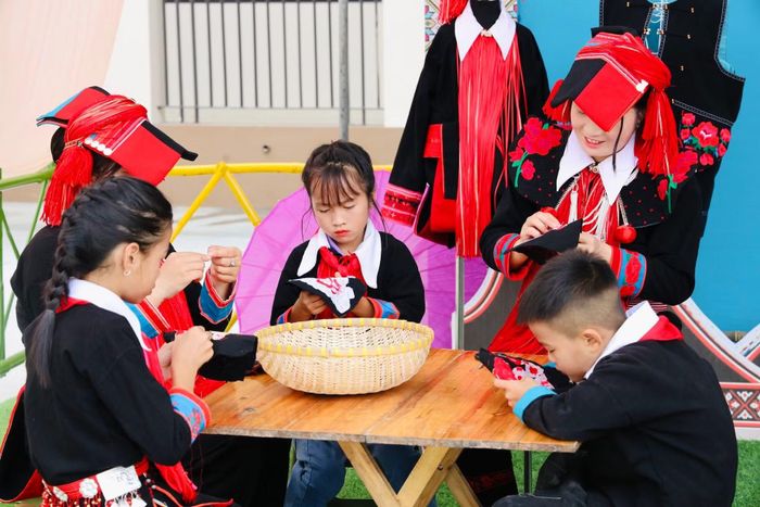 Học sinh trường nội trú tại xã biên giới trong một hoạt động giáo dục. (Ảnh: NGUYỄN MẠNH)