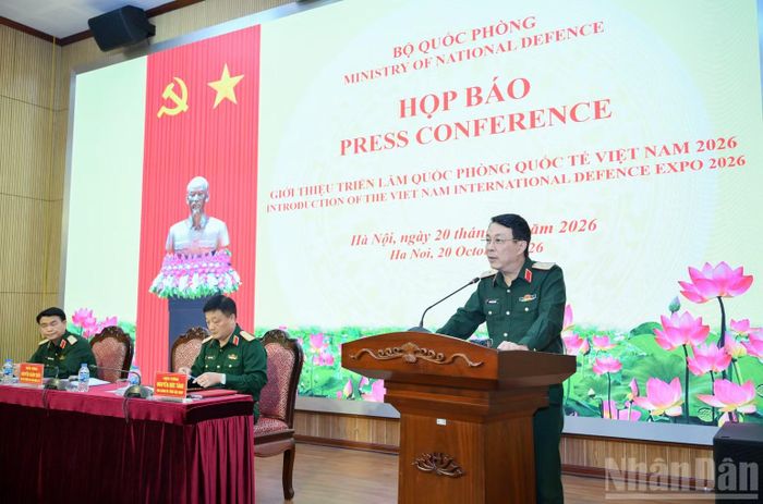 Thiếu tướng Nguyễn Xuân Thủy, Phó Cục trưởng Cục Tuyên Huấn, Tổng Cục Chính trị Quân đội nhân dân Việt Nam phát biểu khai mạc họp báo. (Ảnh: THẾ ĐẠI)