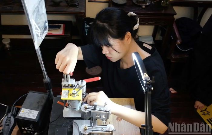 Bắt đầu từ "con số 0" tròn trĩnh, không giáo trình, không nghệ nhân truyền nghề, Hương Quỳnh phải tự mò mẫm trên các diễn đàn nước ngoài và đối mặt với hàng trăm mẻ nung bị hỏng.