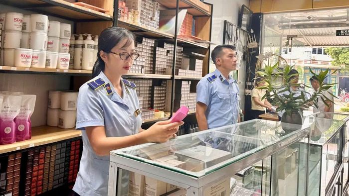 Lực lượng quản lý thị trường tỉnh Thái Nguyên kiểm tra mặt hàng mỹ phẩm tại một cơ sở kinh doanh trên địa bàn. (Ảnh: Nông Thùy)