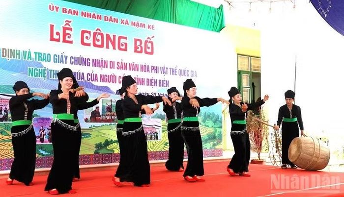 Các điệu múa của bà con dân tộc Cống ở Nậm Kè đều gắn với các vật dụng sản xuất nông nghiệp gần gũi trong đời sống, sản xuất. (Ảnh: LÊ LAN)