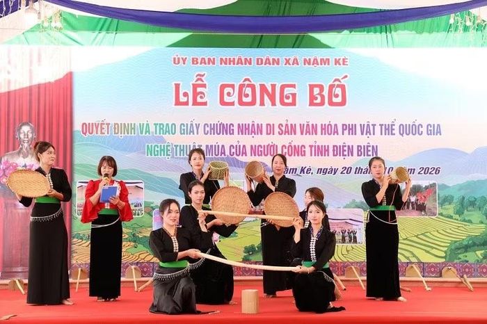 Bà con dân tộc Cống xã Nậm Kè trình diễn điệu múa truyền thống. (Ảnh: LÊ LAN)