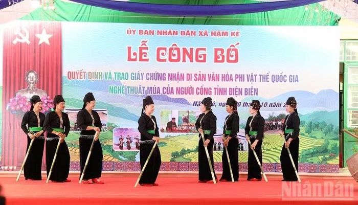 Múa "Mùa xuân tra hạt" do bà con dân tộc Cống xã Nậm Kè trình diễn. (Ảnh: LÊ LAN)