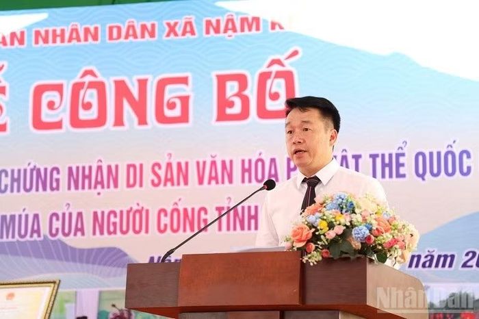 Đồng chí Nguyễn Tiến Thành, Chủ tịch Ủy ban nhân dân xã Nậm Kè chúc mừng bà con dân tộc Cống xã Nậm Kè vinh dự được đón Bằng công nhận Di sản văn hóa phi vật thể quốc gia cho Nghệ thuật múa. (Ảnh: LÊ LAN)