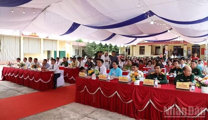Đại biểu các sở, ngành tỉnh chung vui với bà con dân tộc Cống xã Nậm Kè trong ngày đón Bằng công nhận. (Ảnh: LÊ LAN)