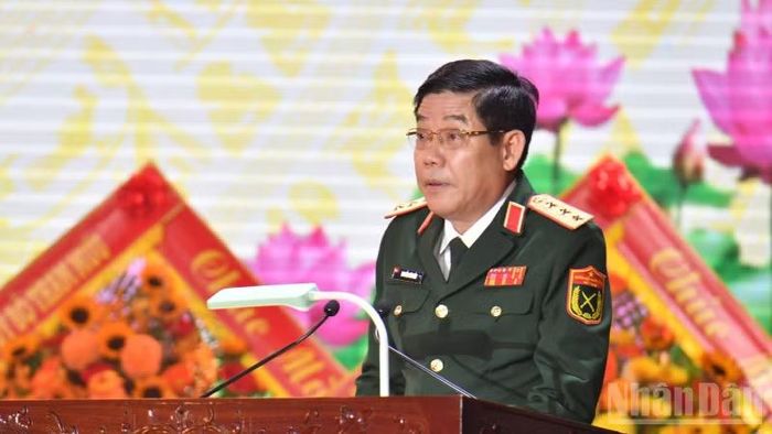 Thượng tướng Nguyễn Văn Gấu, Ủy viên Trung ương Đảng, Ủy viên Quân ủy Trung ương, Thứ trưởng Bộ Quốc phòng phát biểu tại buổi lễ. (Ảnh: HỮU TÀI)