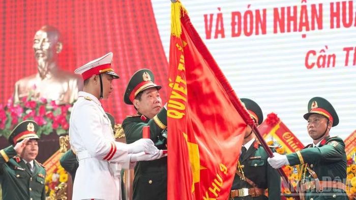 Thượng tướng Nguyễn Văn Gấu trao tặng Huân chương Bảo vệ Tổ quốc hạng Nhất cho Cục Chính trị Quân khu 9. (Ảnh: HỮU TÀI)