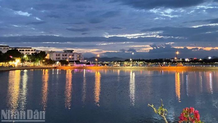 Cảnh Huế lúc hoàng hôn. (Ảnh: CHIÊU ANH)